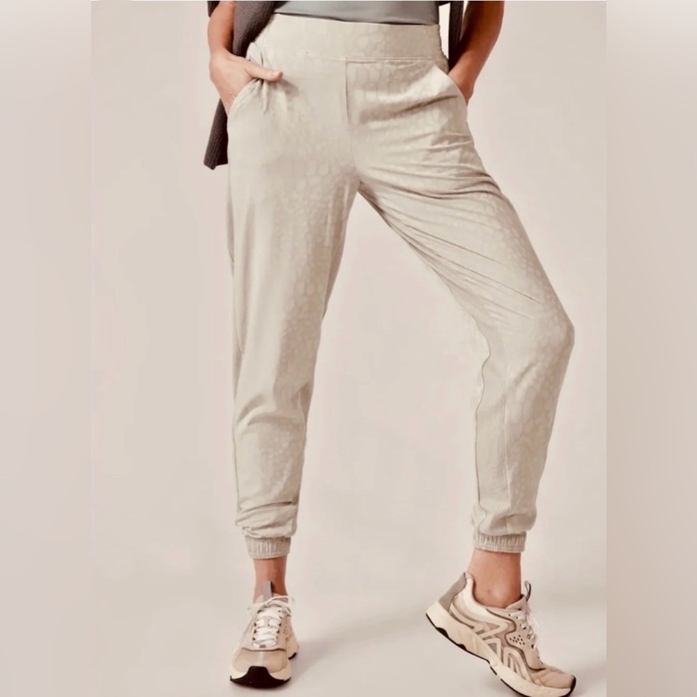 Athleta Brooklyn Textured Jogger in stone size 8